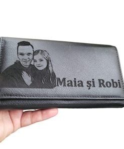 portofel dama negru cu poza si text.