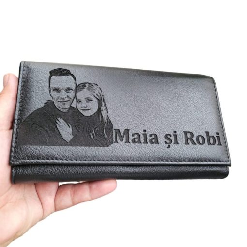 portofel dama negru cu poza si text.