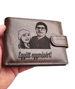portofel maro cu capsa personalizat cu poza si text maghiara.