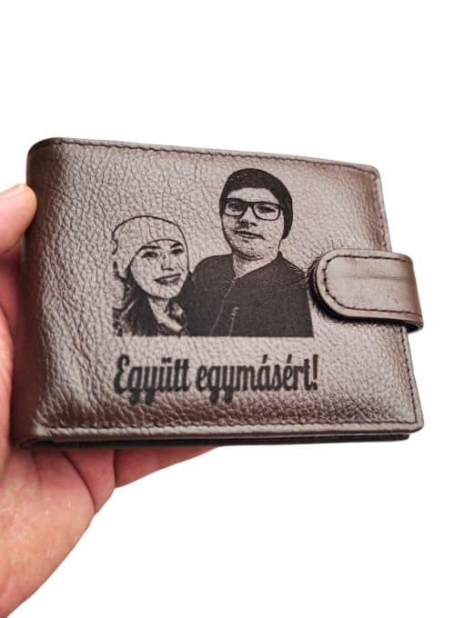 portofel maro cu capsa personalizat cu poza si text maghiara.