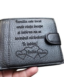 portofel negru cu capsa Familia Este Locul.