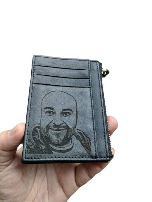 Port card negru din piele naturala personalizat cu poza tip portret si text scurt