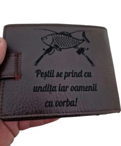 portofel maro cu capsa Pestii se prind cu undita