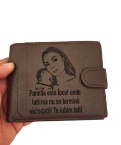 portofel maro personalizat cu poza si text Familia este