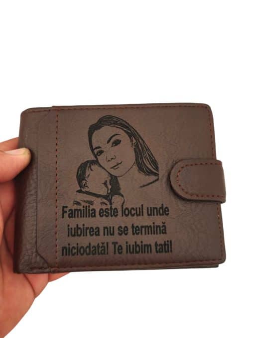 portofel maro personalizat cu poza si text Familia este
