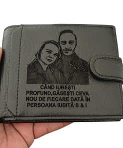 portofel personalizat negru cu capsa Cand Iubesti Profund Gasesti ceva
