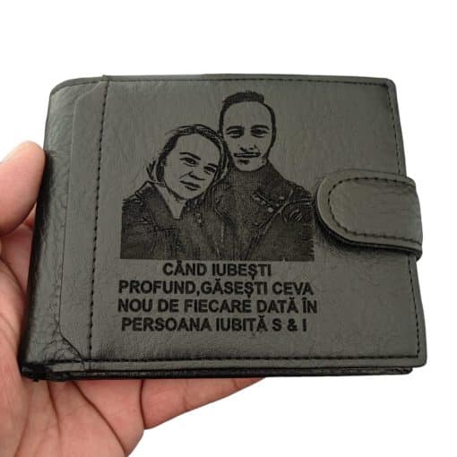 portofel personalizat negru cu capsa Cand Iubesti Profund Gasesti ceva