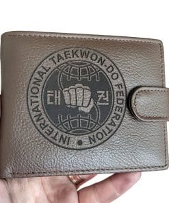 portofel personalizat maro cu capsa logo Karate