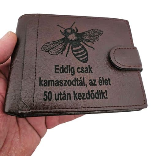 portofel maro cu capsa albina si text in limba maghiara