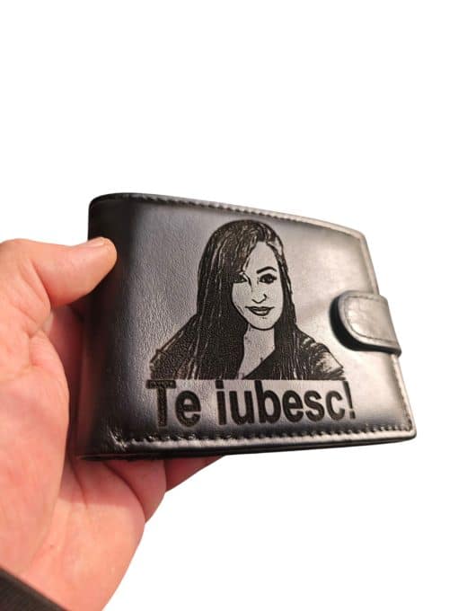 portofel negru cu capa din piele naturla cu poza si text Te iubesc