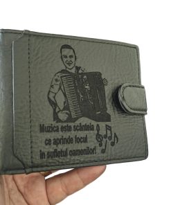 portofel negru cu capsa muzician acordeon