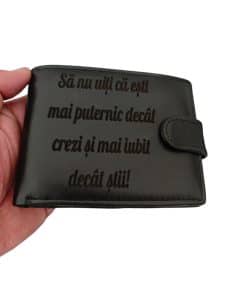 portofel personalizat cu text negru cu capsa Decat crezi