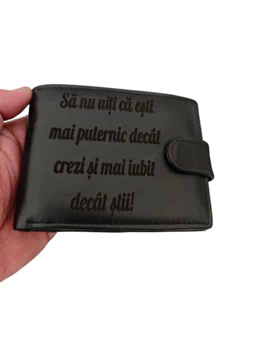 portofel personalizat cu text negru cu capsa Decat crezi
