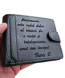 Portofel negru cu capsa personalizat Pensionarea este rodul muncii
