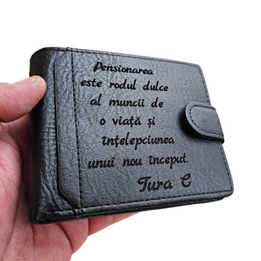 Portofel negru cu capsa personalizat Pensionarea este rodul muncii