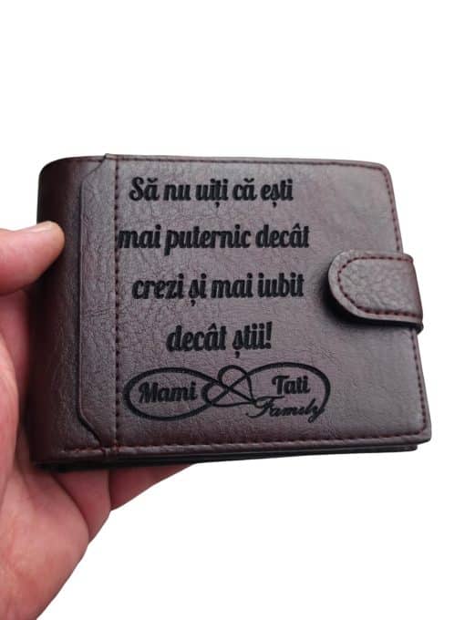 portofel personalizat cu text maro cu capsa
