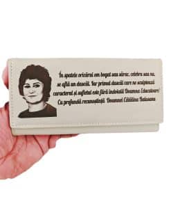 portofel dama beige In spatele