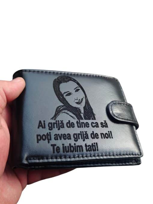 portofel cu poza si text negru cu capsa Grija de noi
