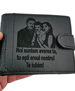 Portofel personalizat cu poza si text negru cu capsa Noi suntem averea ta