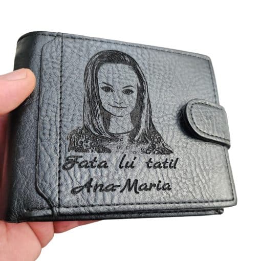 portofel gravat negru cu capsa Fata lui tati!