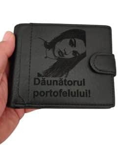 portofel negru cu capsa daunatorul