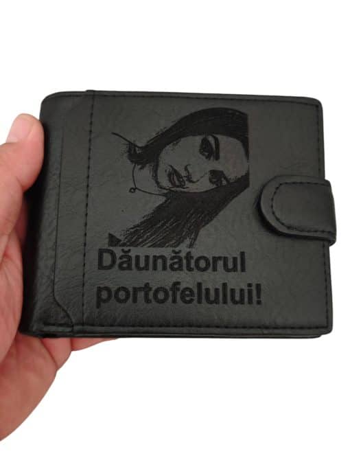 portofel negru cu capsa daunatorul