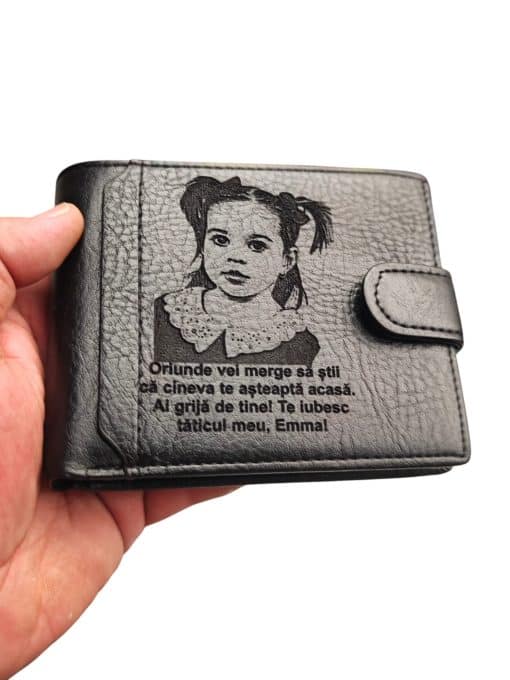 portofel personalizat cu poza si text negru cu capsa Oriunde