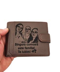 portofel maro cu poza si text Singura comoara