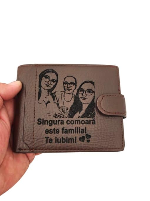 portofel maro cu poza si text Singura comoara
