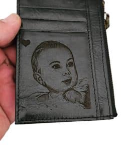 Port card negru din piele naturala personalizat cu poza tip portret si text scurt 2