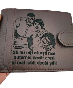 portofel cu poza si text maro cu capsa Sa nu uiti