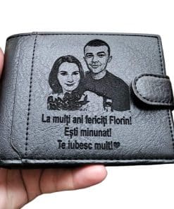 portofel personalizat negru cu capsa Esti Minunat