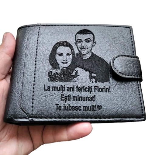 portofel personalizat negru cu capsa Esti Minunat