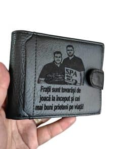 cadou personalizat portofel negru cu capsa Frati sunt tovarasi.