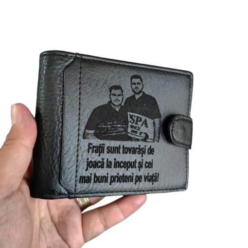 cadou personalizat portofel negru cu capsa Frati sunt tovarasi.