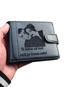 portofel negru cu capsa personalizat cu poza si text Lumea asta