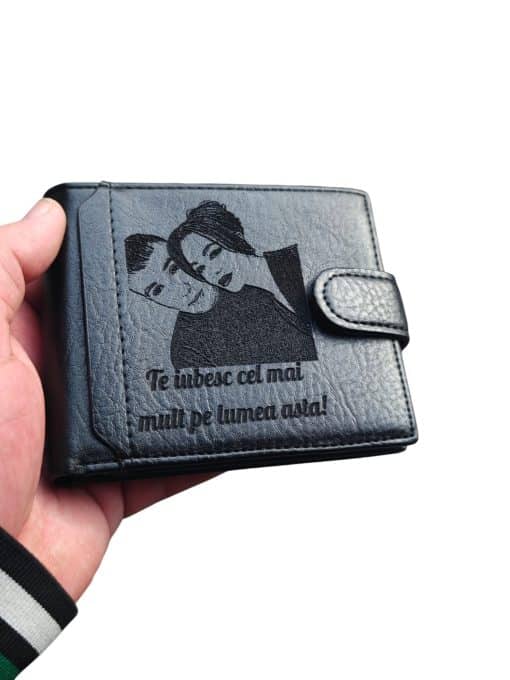 portofel negru cu capsa personalizat cu poza si text Lumea asta