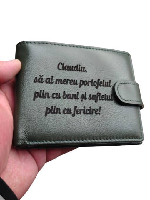 portofel verde cu capsa piele naturala plin cu bani
