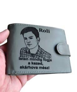 portofel piele naturala gri cu capsa poza si text.