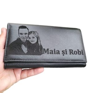 portofel dama negru cu poza si text.