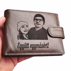 portofel maro cu capsa personalizat cu poza si text maghiara.