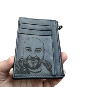 Port card negru din piele naturala personalizat cu poza tip portret si text scurt