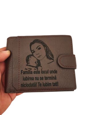portofel maro personalizat cu poza si text Familia este