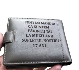 portofel gri cu capsa piele naturala Suntem mandri.