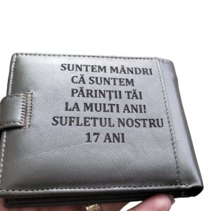 portofel gri cu capsa piele naturala Suntem mandri.