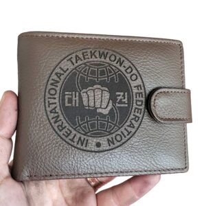 portofel personalizat maro cu capsa logo Karate