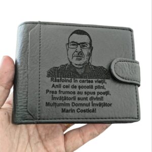 portofel negru cu capsa Rasfoind cartea vietii