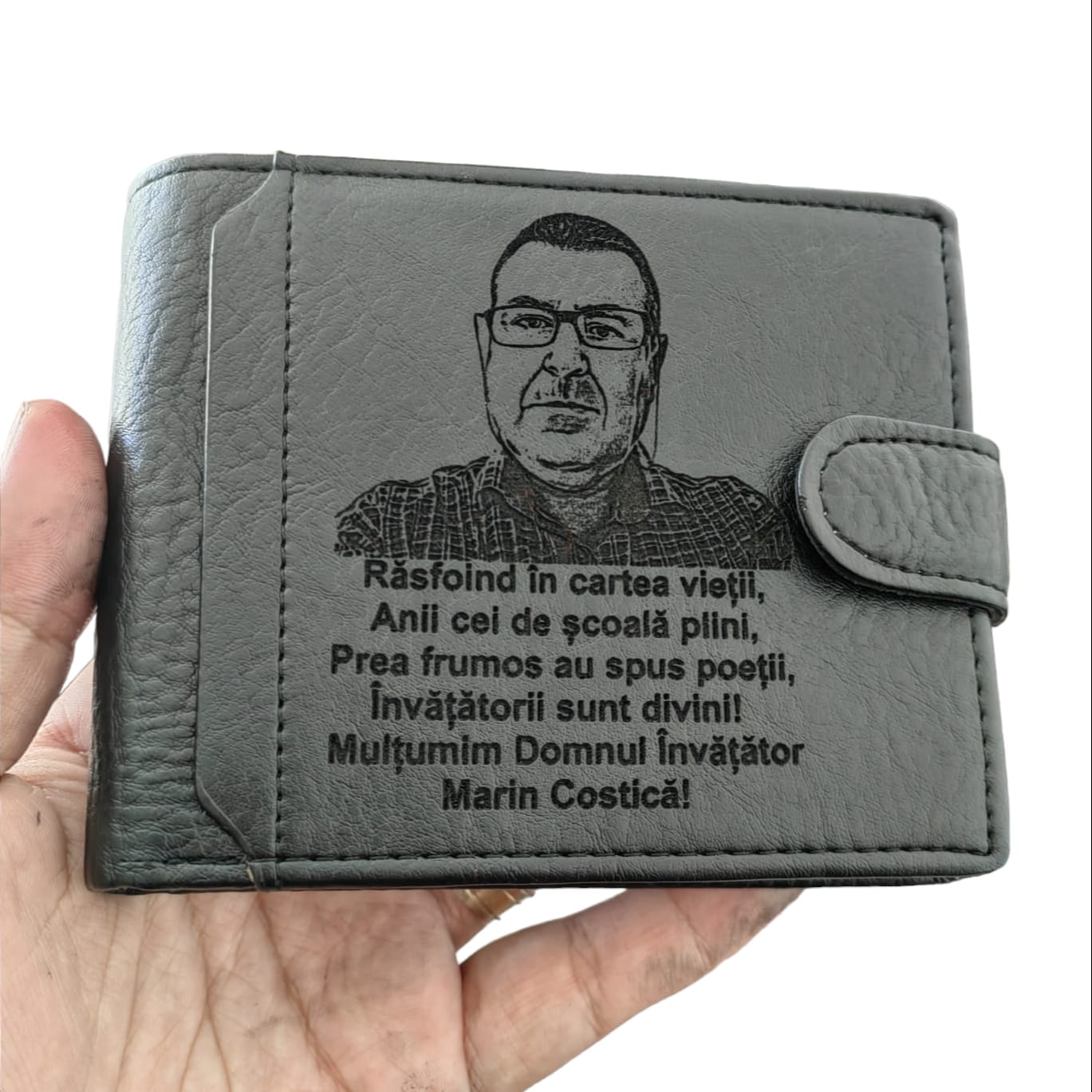 portofel negru cu capsa Rasfoind cartea vietii