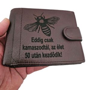 portofel maro cu capsa albina si text in limba maghiara
