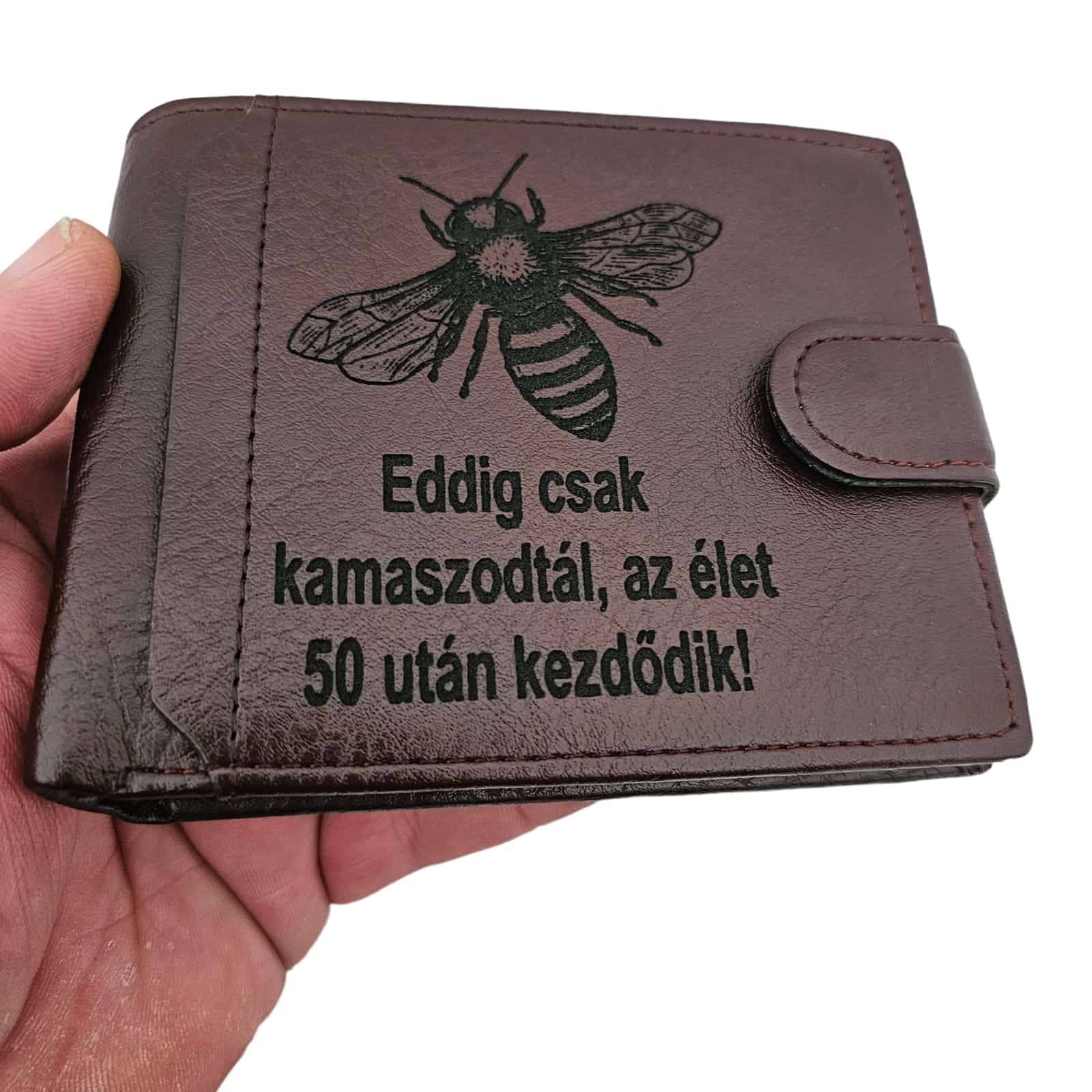 portofel maro cu capsa albina si text in limba maghiara
